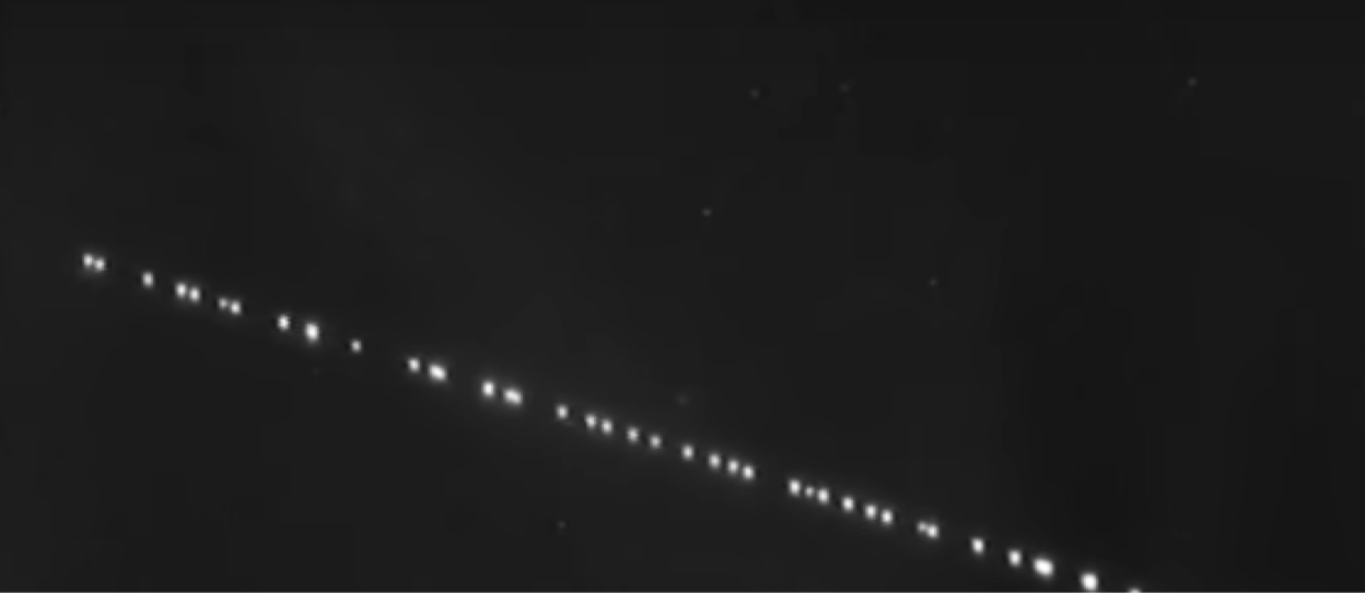 Περίεργα φώτα στον ουρανό από το Falcon 9 & την Starlink