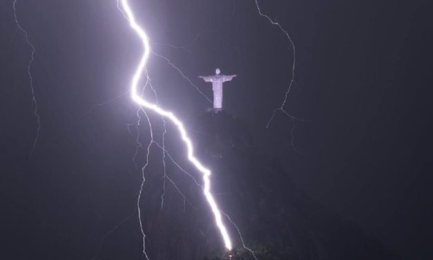 Kεραυνοί «αγκαλιάζουν» το άγαλμα του Χριστού στο Ρίο της Βραζιλίας