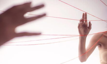 Γιατί η θεωρία της αόρατης κλωστής μας αφορά όλους