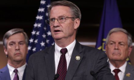 Μεγάλο όσο ένα γήπεδο ποδοσφαίρου, κάτω από το νερό