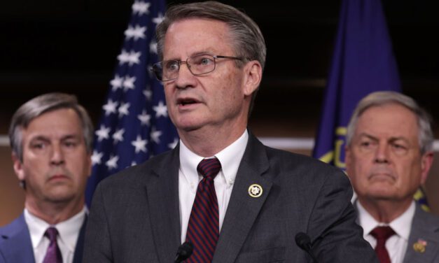 Μεγάλο όσο ένα γήπεδο ποδοσφαίρου, κάτω από το νερό