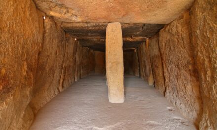 Τα Πέτρινα Στόματα του Ποσειδώνα: Το Υγρό Ιερογλυφικό μιας Χαμένης Λατρείας