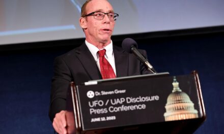 UFO: Μήπως τελικά δεν είναι εξωγήινα; Η θεωρία των Greer και Herrera για τα μυστικά γήινα προγράμματα